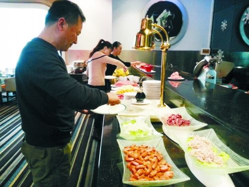 在一家飯店內(nèi)，原本是輔助業(yè)務(wù)的小火鍋則成了現(xiàn)在飯店的重要業(yè)務(wù)。
